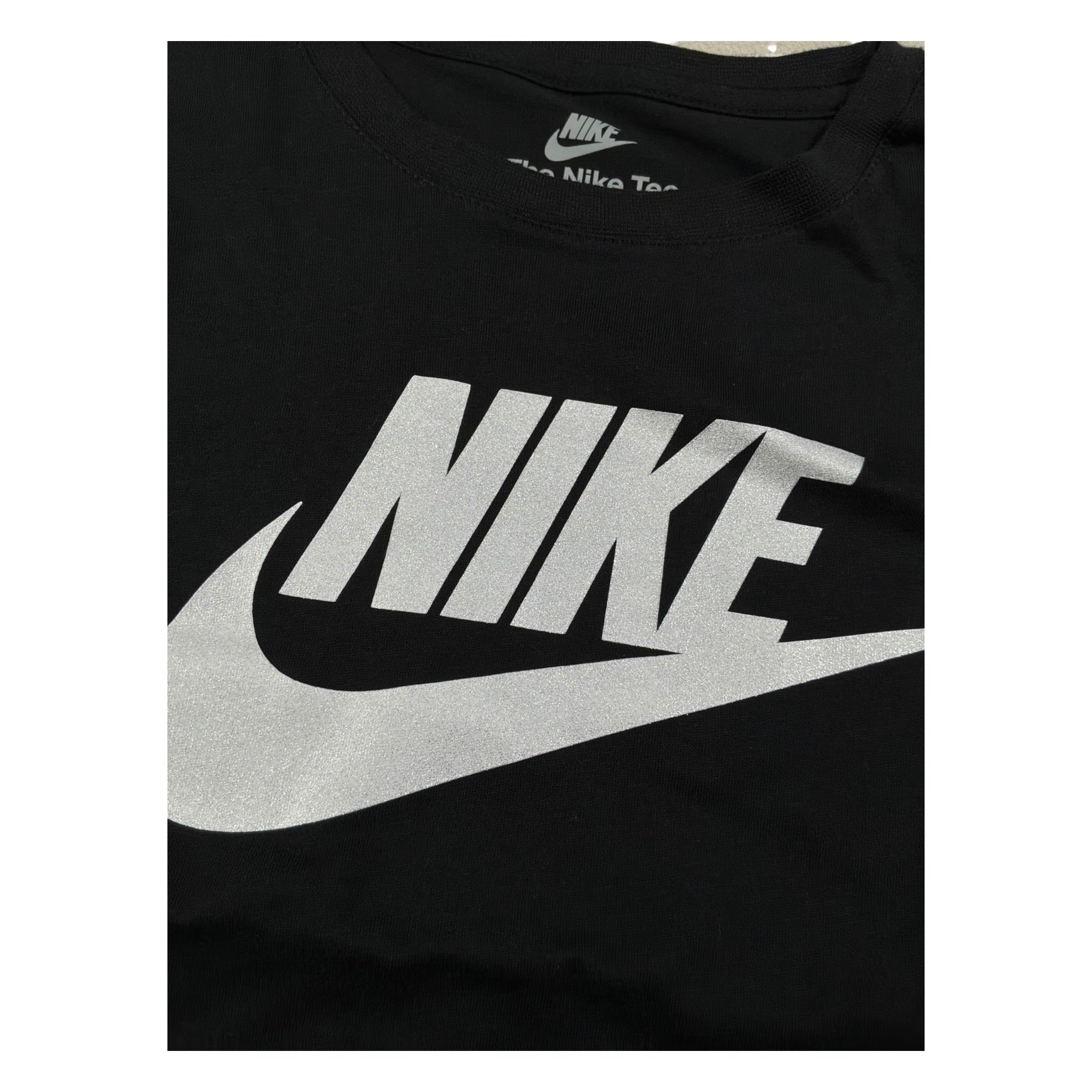 Nike T-Shirt Girocollo tinta unita con Logo Nero per Bambina 36F269 NERO NIKE 
